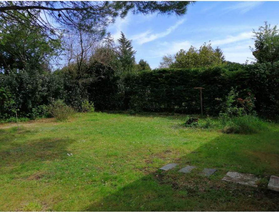 Emplacement De Toile De Tente Dans Jardin Cugand Экстерьер фото
